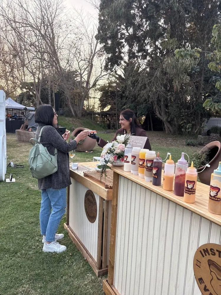 Servicio de catering Instadog atendiendo invitados en un evento